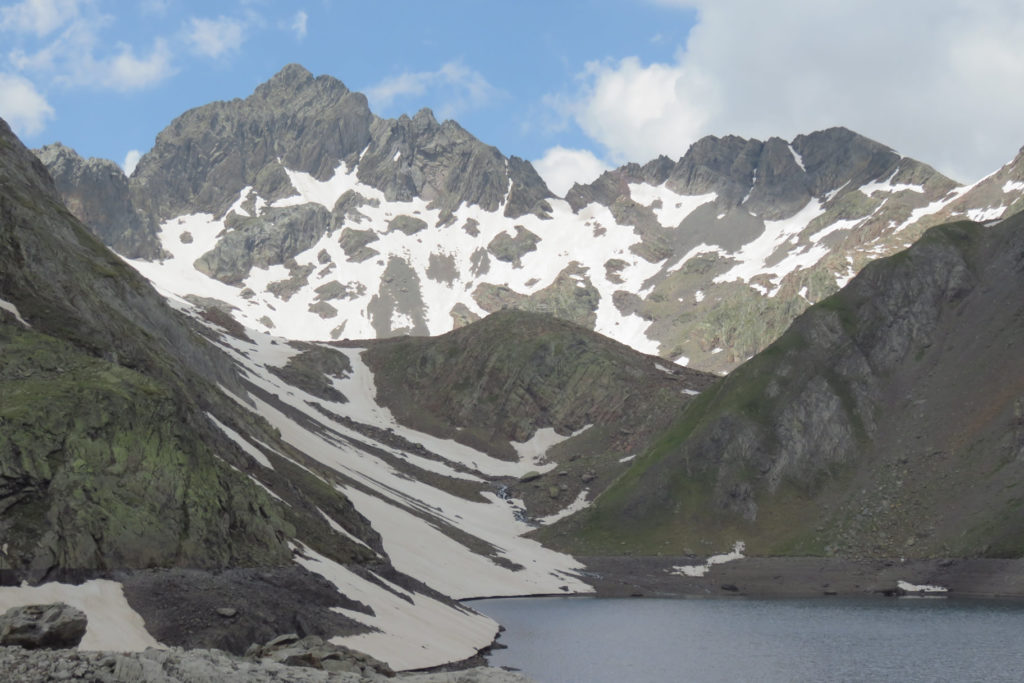 La Punta Zarre al fondo izquierda desde el Lago Alto de Pecico